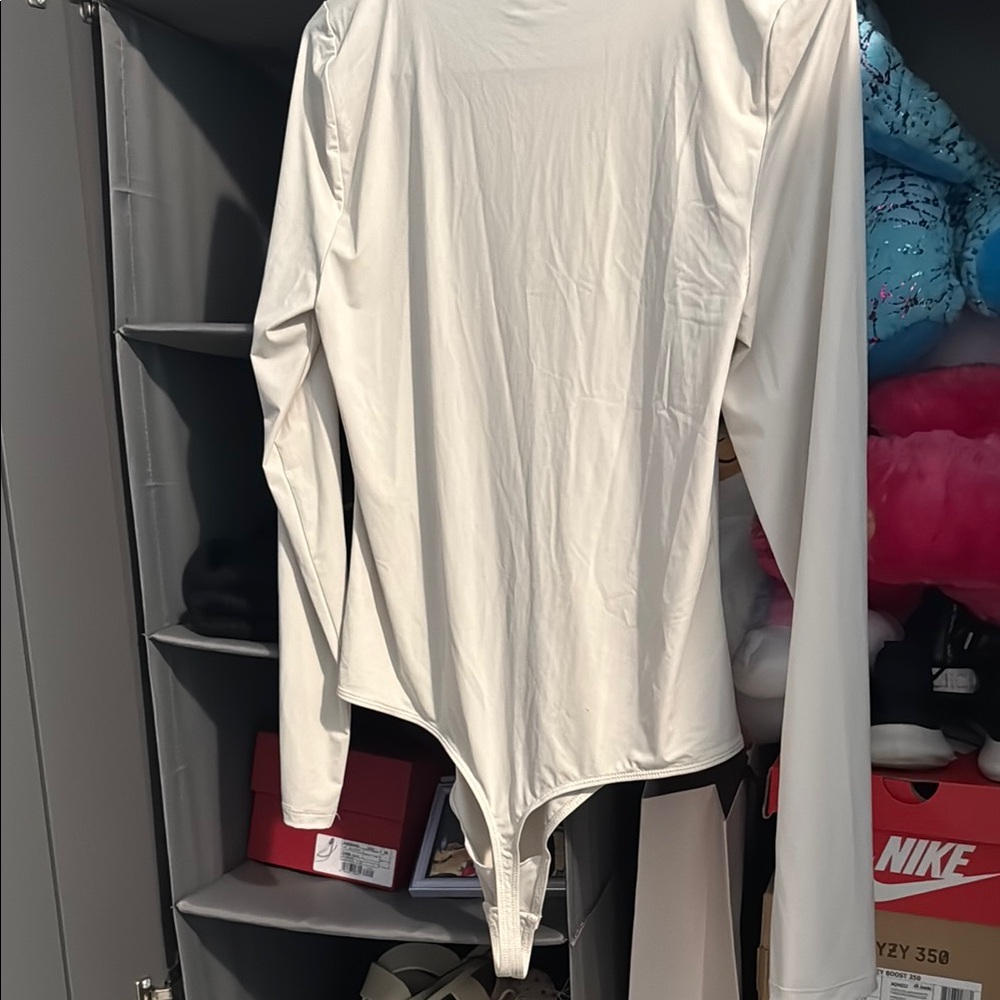 Aritzia Babaton Matte Pearl Skin Tight Bodysuit Size Small - Picture 3 of 3